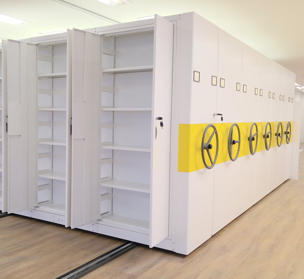 手輪式活動推櫃 (Compactus) 展示其節省空間的高密度儲物設計,是理想的香港辦公室文件櫃 (office furniture) 解決方案。