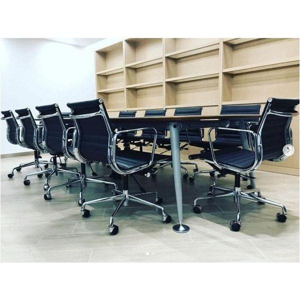 Modern office chair with ergonomic design, padded seat, and adjustable features in sleek material. 現代辦公椅,人體工學設計,帶有軟墊座椅和可調節功能,時尚優質材質。