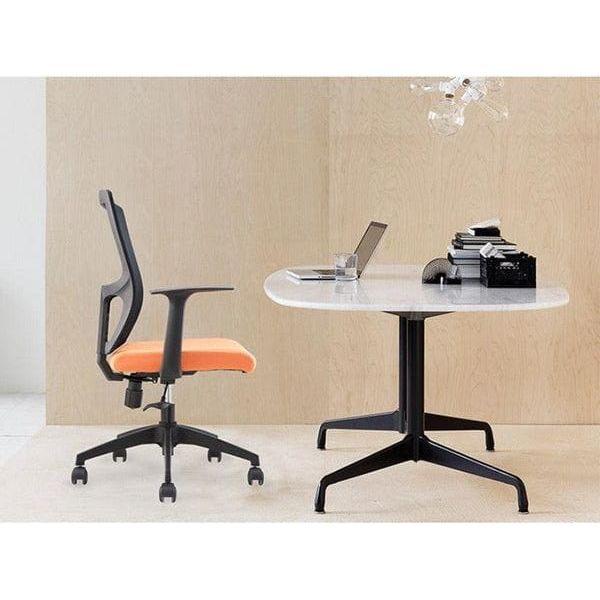 Modern office chair with ergonomic design, padded seat, and adjustable features in sleek material. 現代辦公椅，人體工學設計，帶有軟墊座椅和可調節功能，時尚優質材質。
